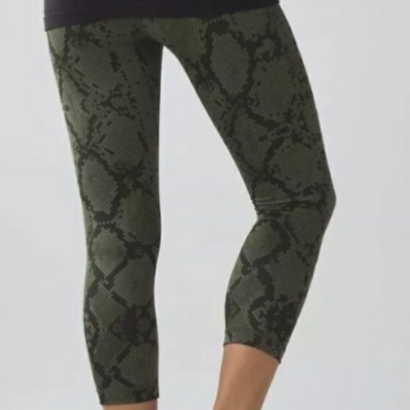 Lululemon snakeskin Wunder Under Crop  - Picture 5 of 9